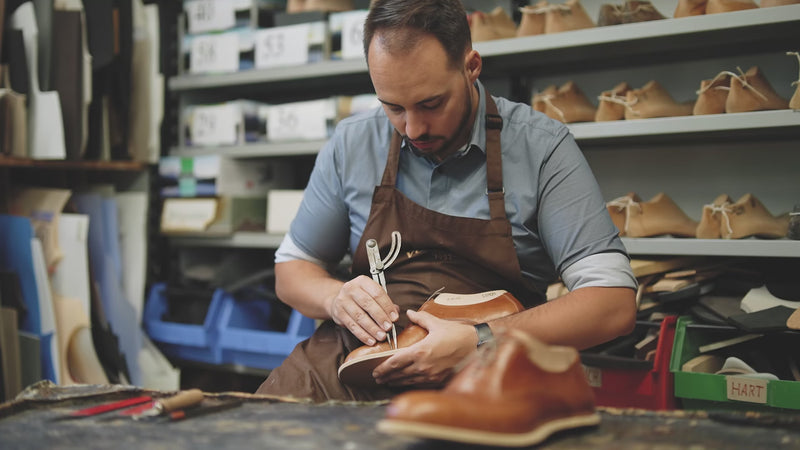Volgger 1957 fertigt einen Schuh Schritt für Schritt von Hand – vom Zuschnitt des Leders bis zum fertigen Schuh.